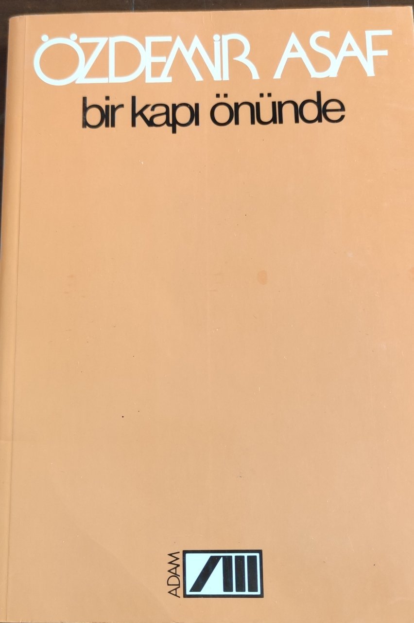 Bir Kapı Önünde - Özdemir Asaf